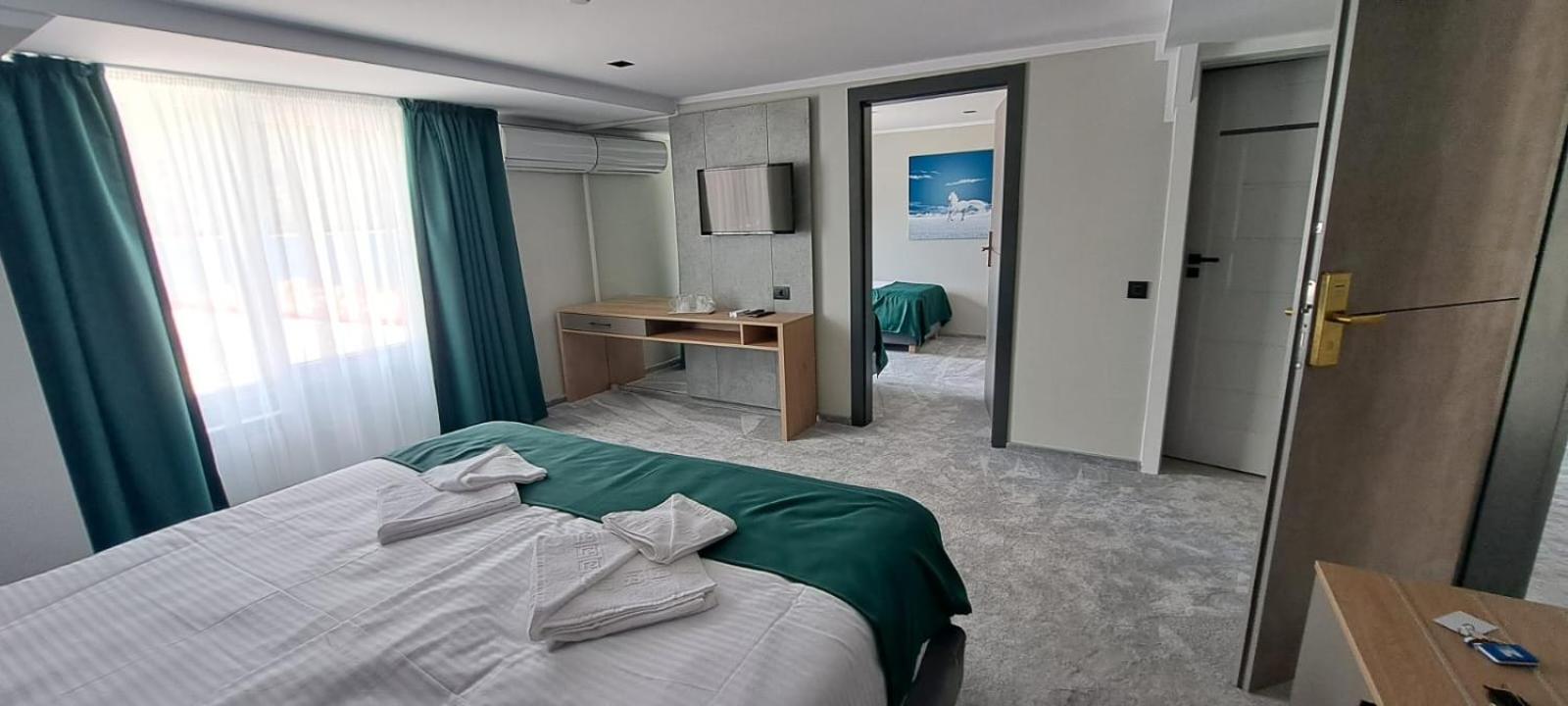 Hotel Plutitor Lebada بيكاز المظهر الخارجي الصورة
